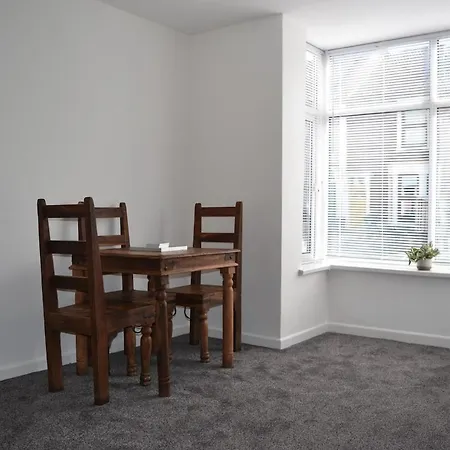 Spacious 2 Bed Flat In Easton
