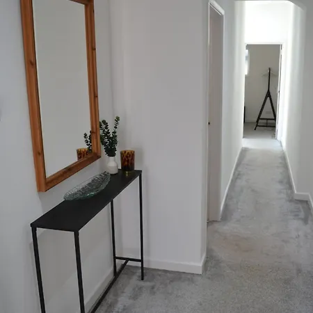 Spacious 2 Bed Flat In Easton דירה *